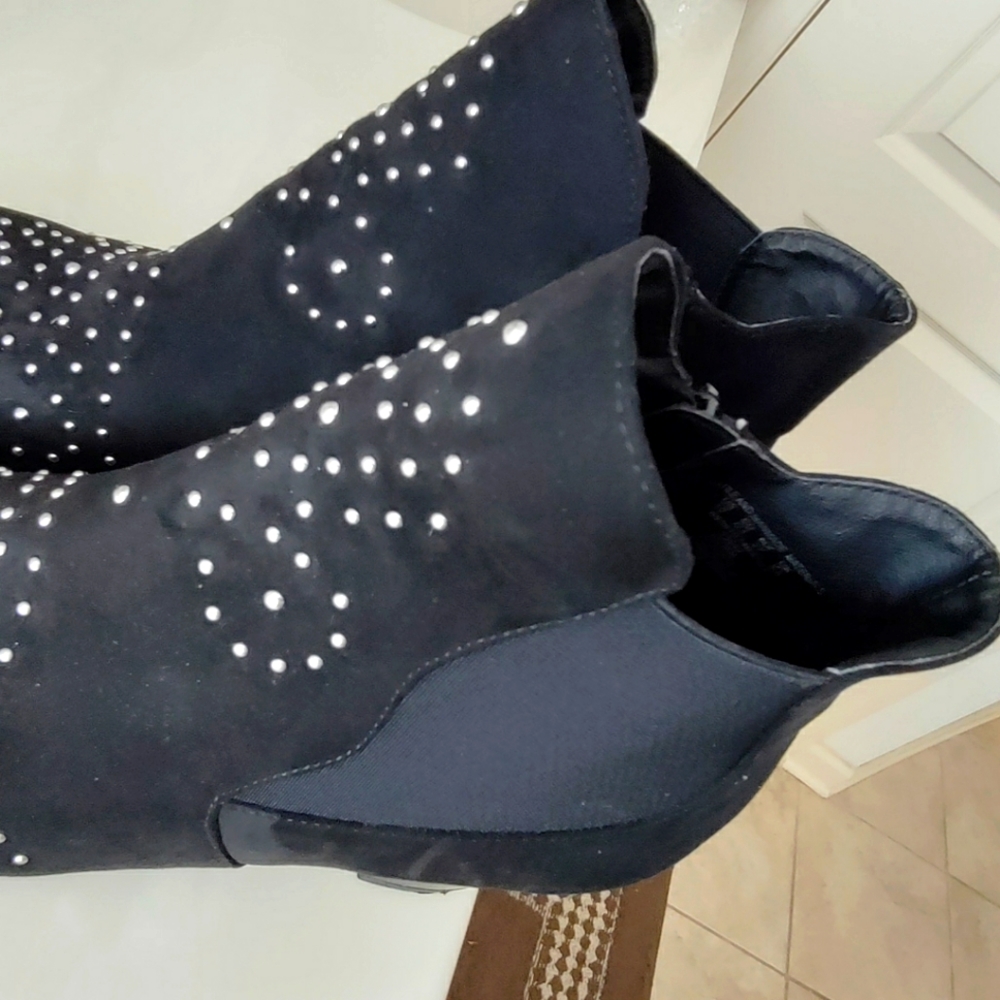 Use stylish dress shoe boot